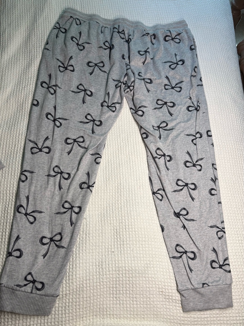 Cozy Women's Gray Bow-Print Pajama Set - Picture 5 of 5